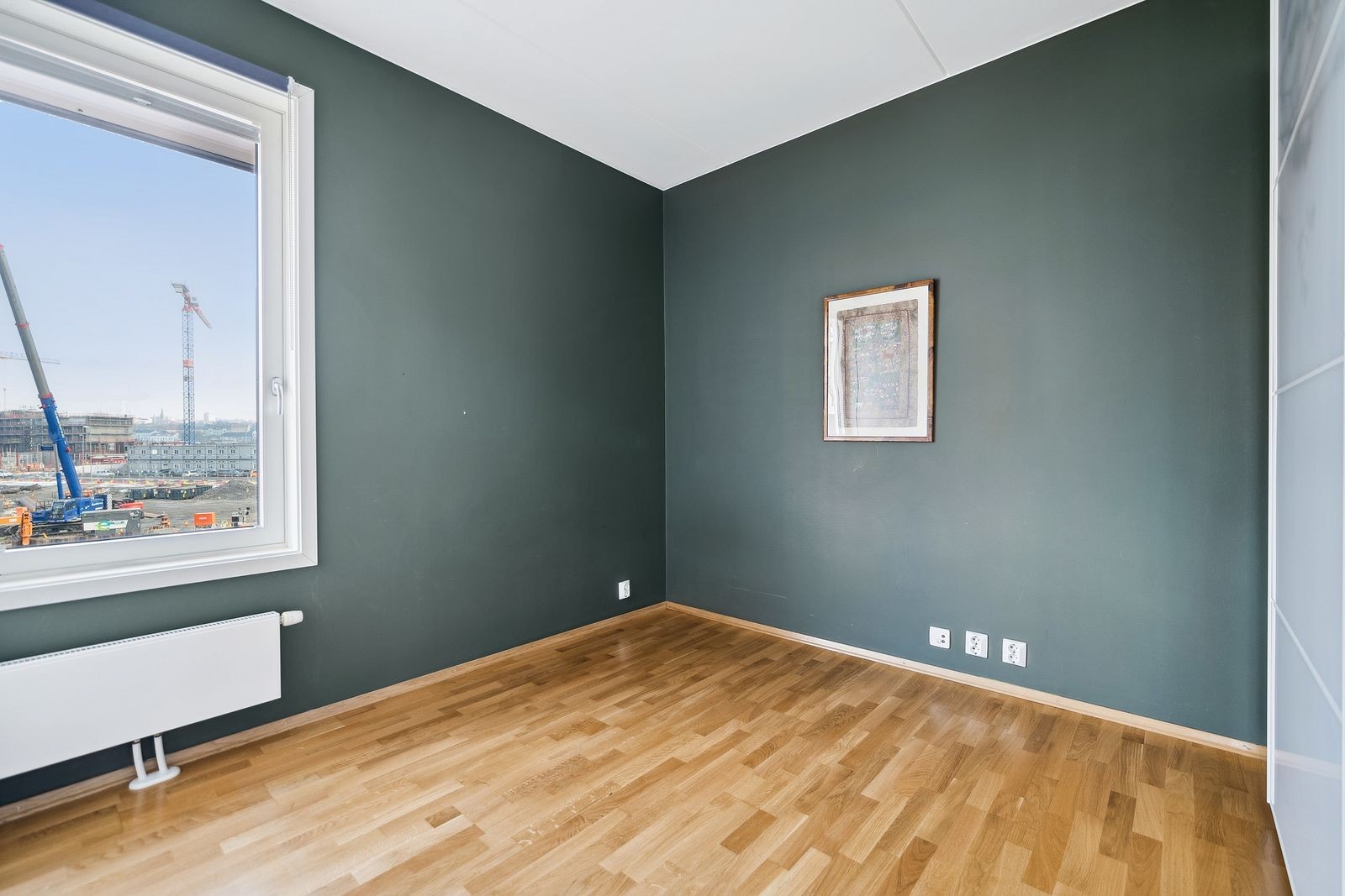 Soverom 2 - med god plass til dobbeltseng og plassbygget garderobeskap. Galleribilde