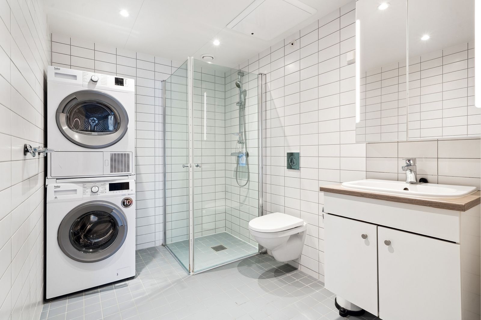 Flislagt bad med varme i gulv og downligts i tak. Vaskemaskin og tørketrommel følger. Galleribilde