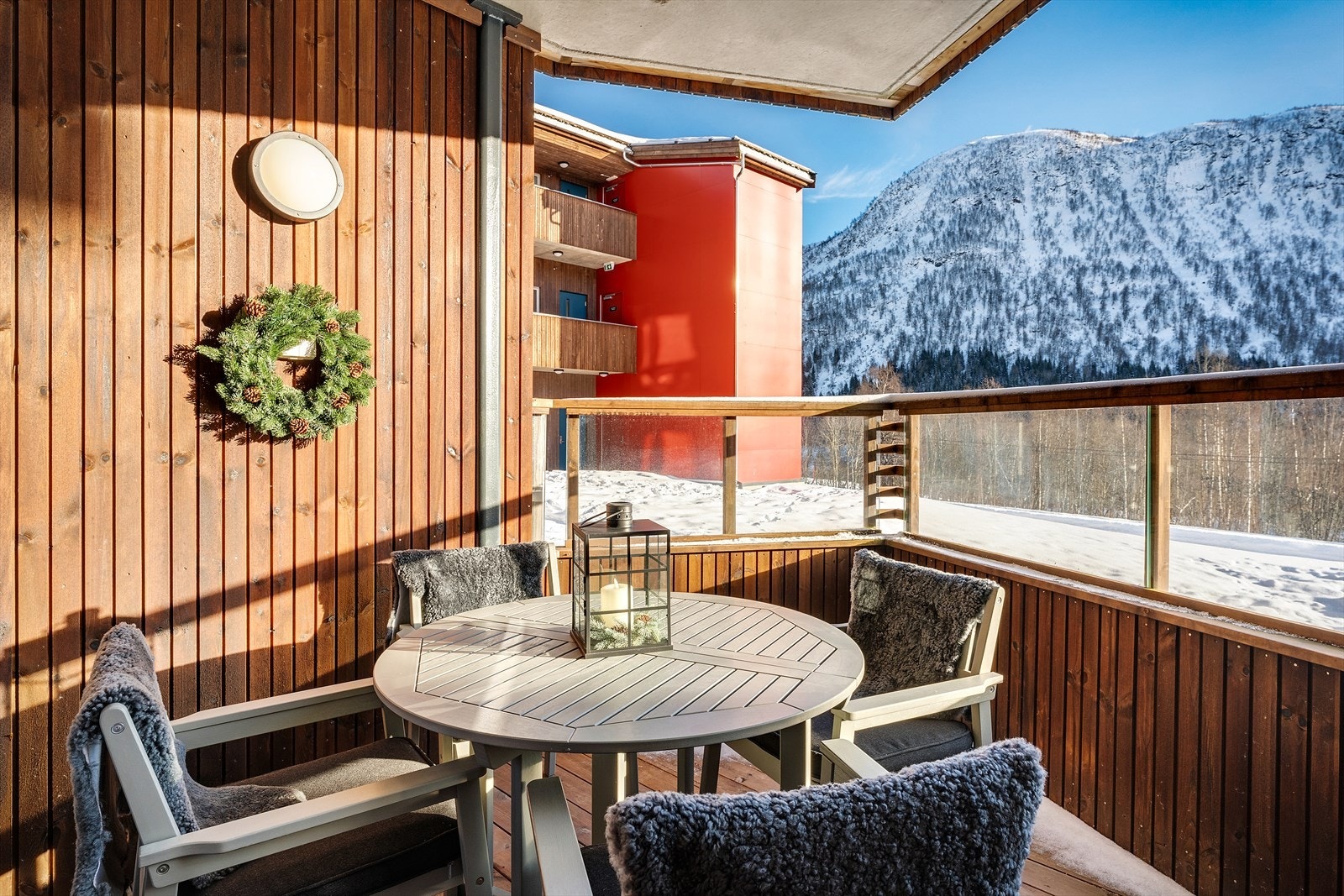 Her sitter en skjermet med plass til en sittegruppe Galleribilde