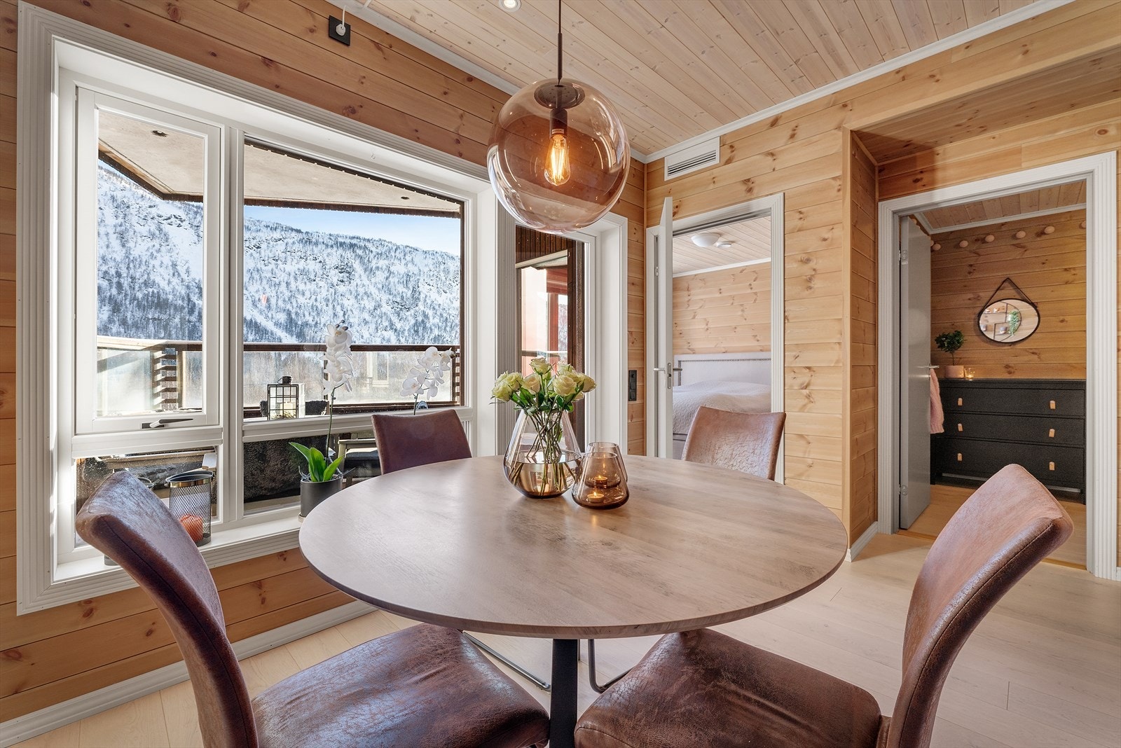 Stuen har store vindusflater som slipper inn svært behagelige mengder dagslys Galleribilde