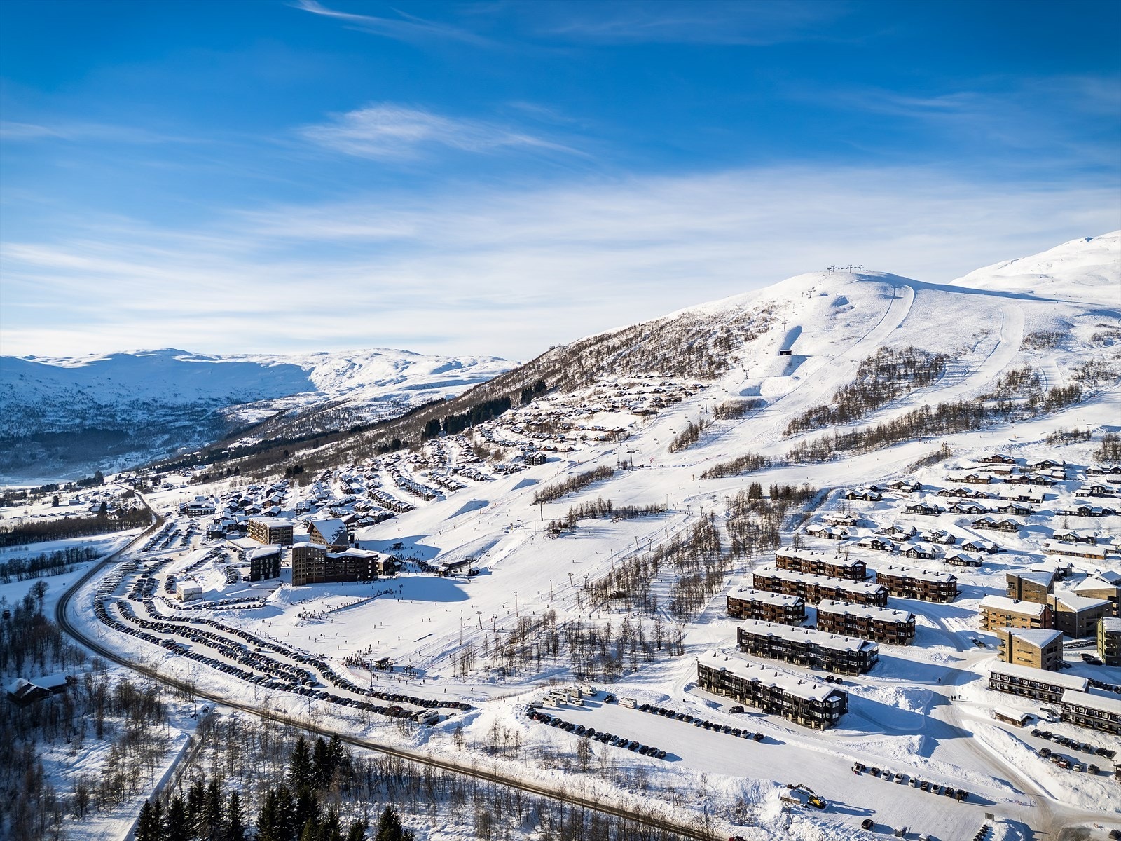 Fjellene rundt Myrkdalen egner seg også til eksepsjonelle toppturer med spektakulær utsikt og en fantastisk snø å renne ned fjellene i Galleribilde