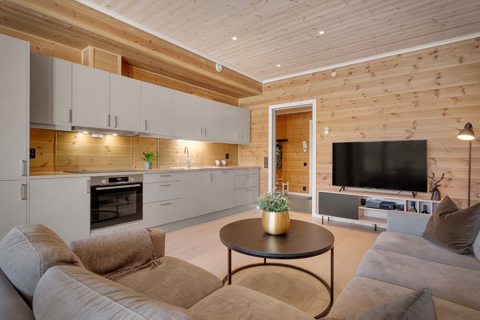 Kjøkkenet er moderne og stilrent med intrigerte hvitevarer Galleribilde