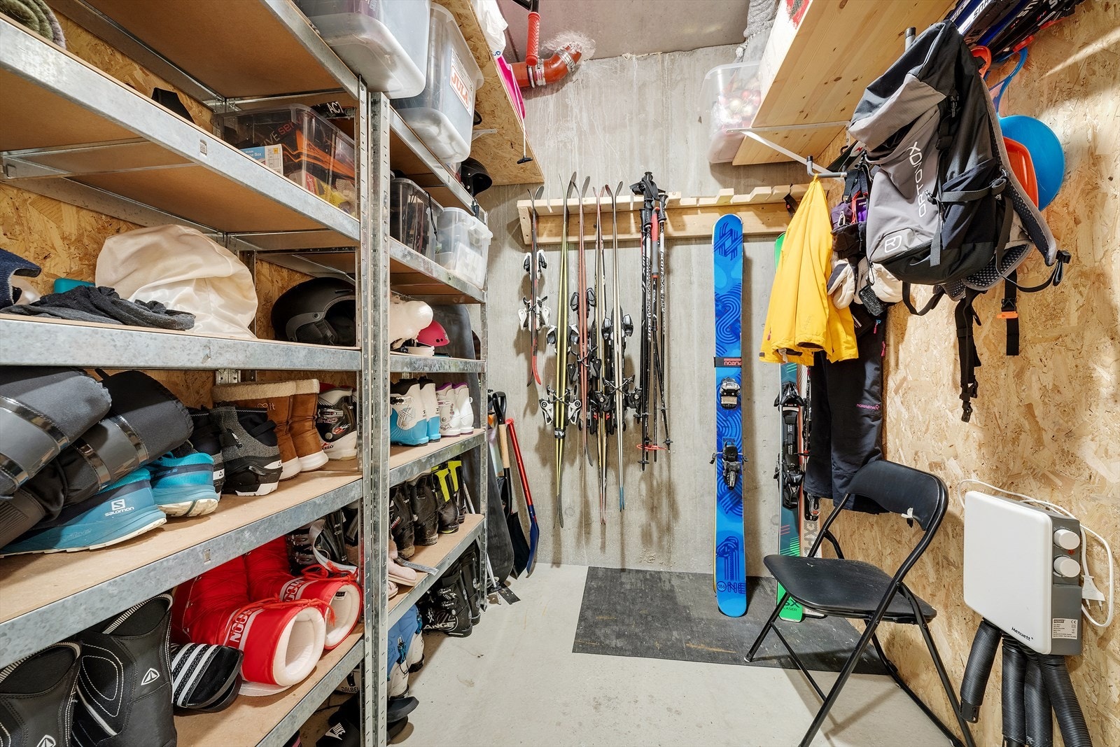 Praktisk bod hvor en kan sette fra seg utstyret Galleribilde