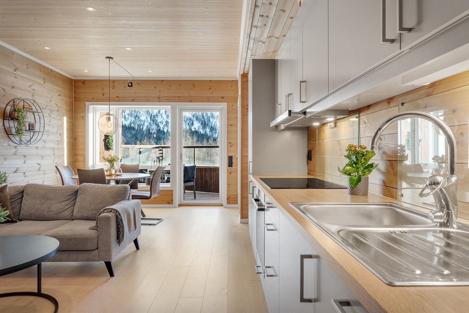 Stor benkeplate gir gode arbeidsforhold Galleribilde