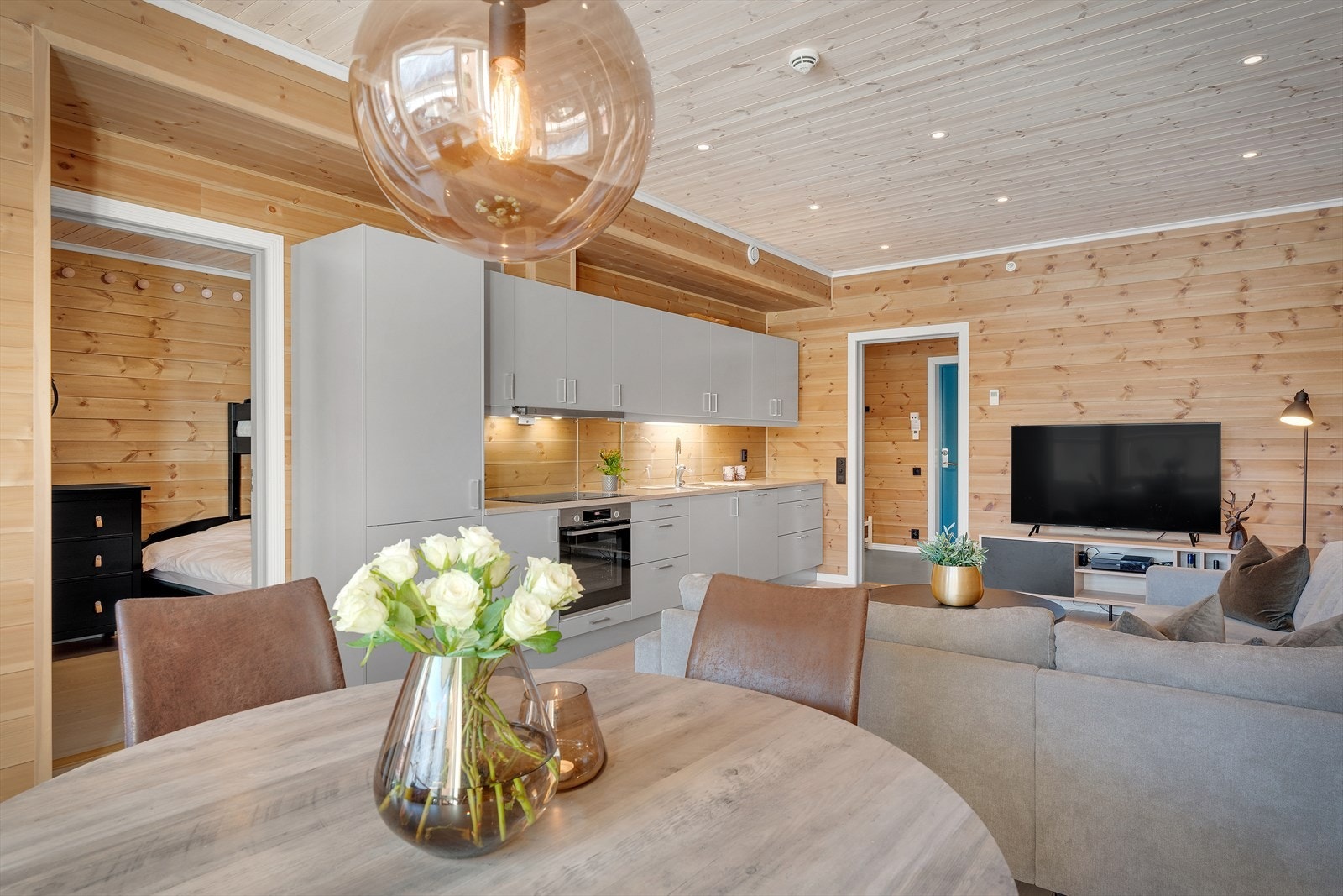 Stuen har naturlige møbleringssoner Galleribilde