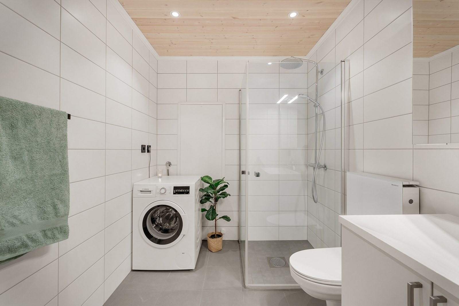 Stor hjørnedusj og opplegg for vaskemaskin Galleribilde