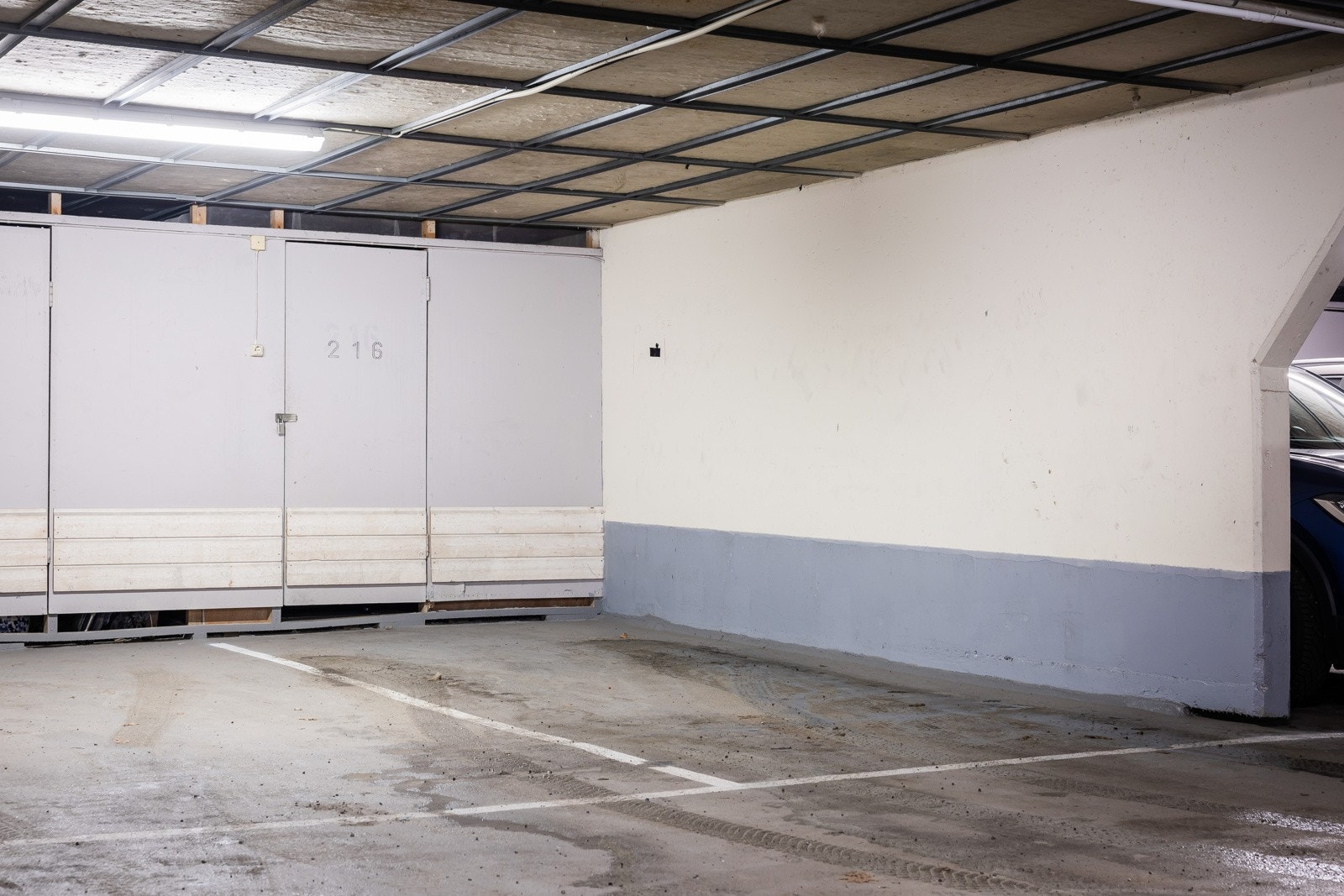 Det medfølger parkeringsplass i garasje (plass 216). Sameiet har tilrettelagt for oppkobling til el-lader. Galleribilde