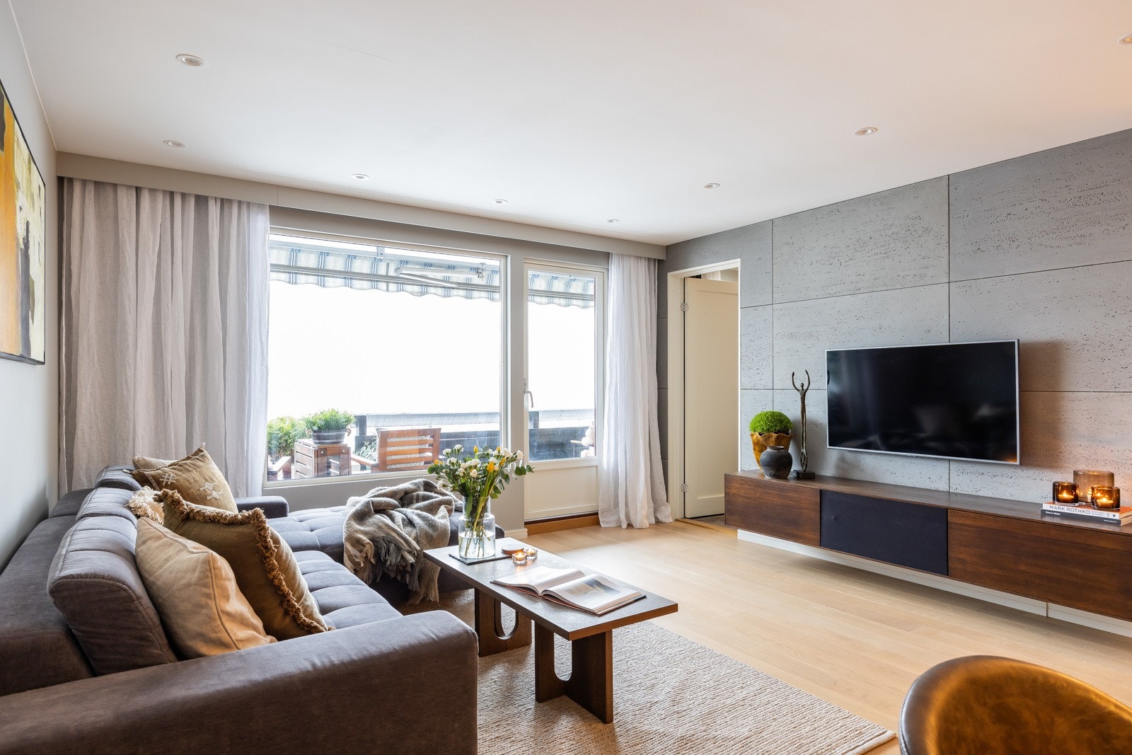 Gjennomgående en-stavs parkett og elektrisk gulvvarme med varmematter. Galleribilde
