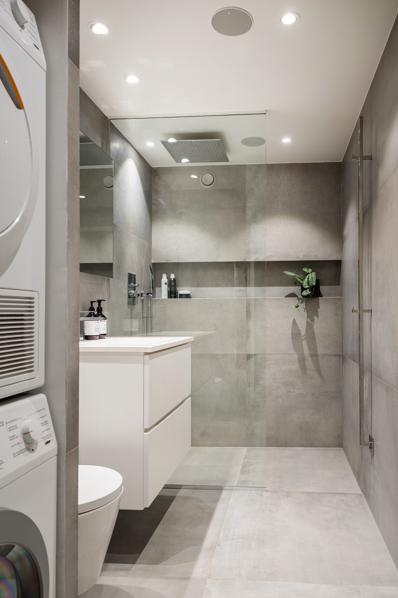Badet er stilrent og helhetlig, oppusset i 2017 med delikate materialvalg. Galleribilde