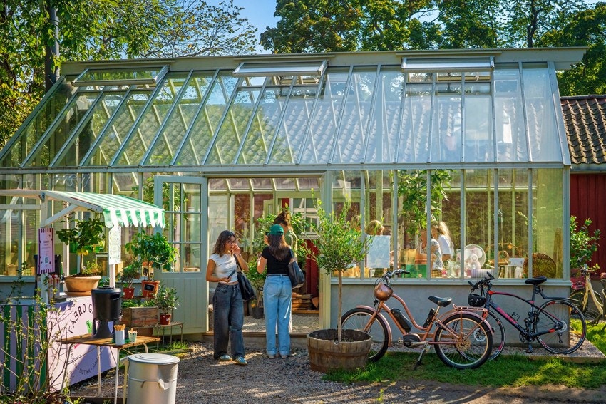 Søndagsturen kan legges til Fåbro Gård. En grønn oase blant epletrær, hylleblomst og bikuber i Lilleaker. Galleribilde