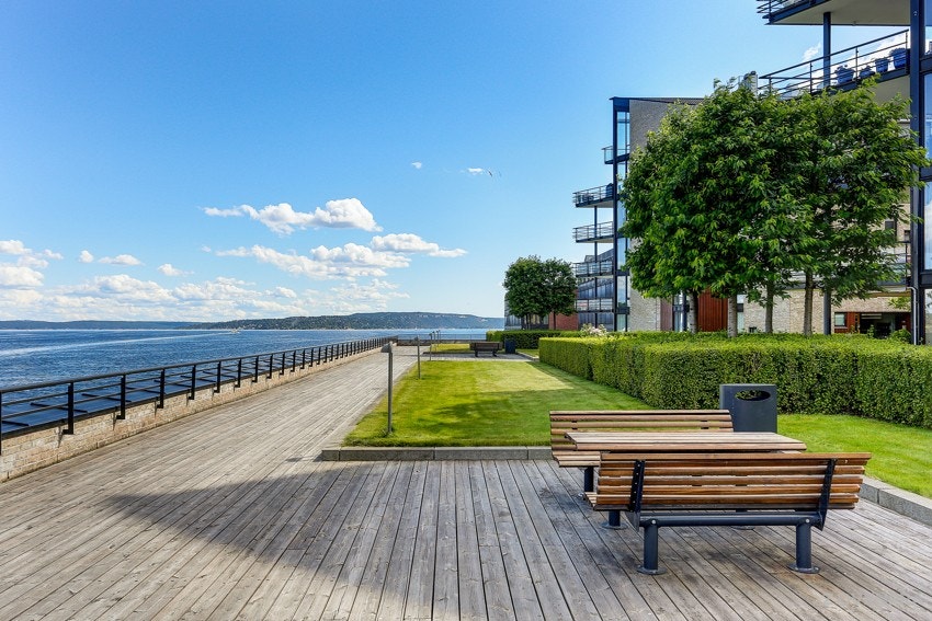 Kort vei fra boligen til Lysaker Brygge der man finner hyggelige restauranter med uteservering i sommerhalvåret. Galleribilde