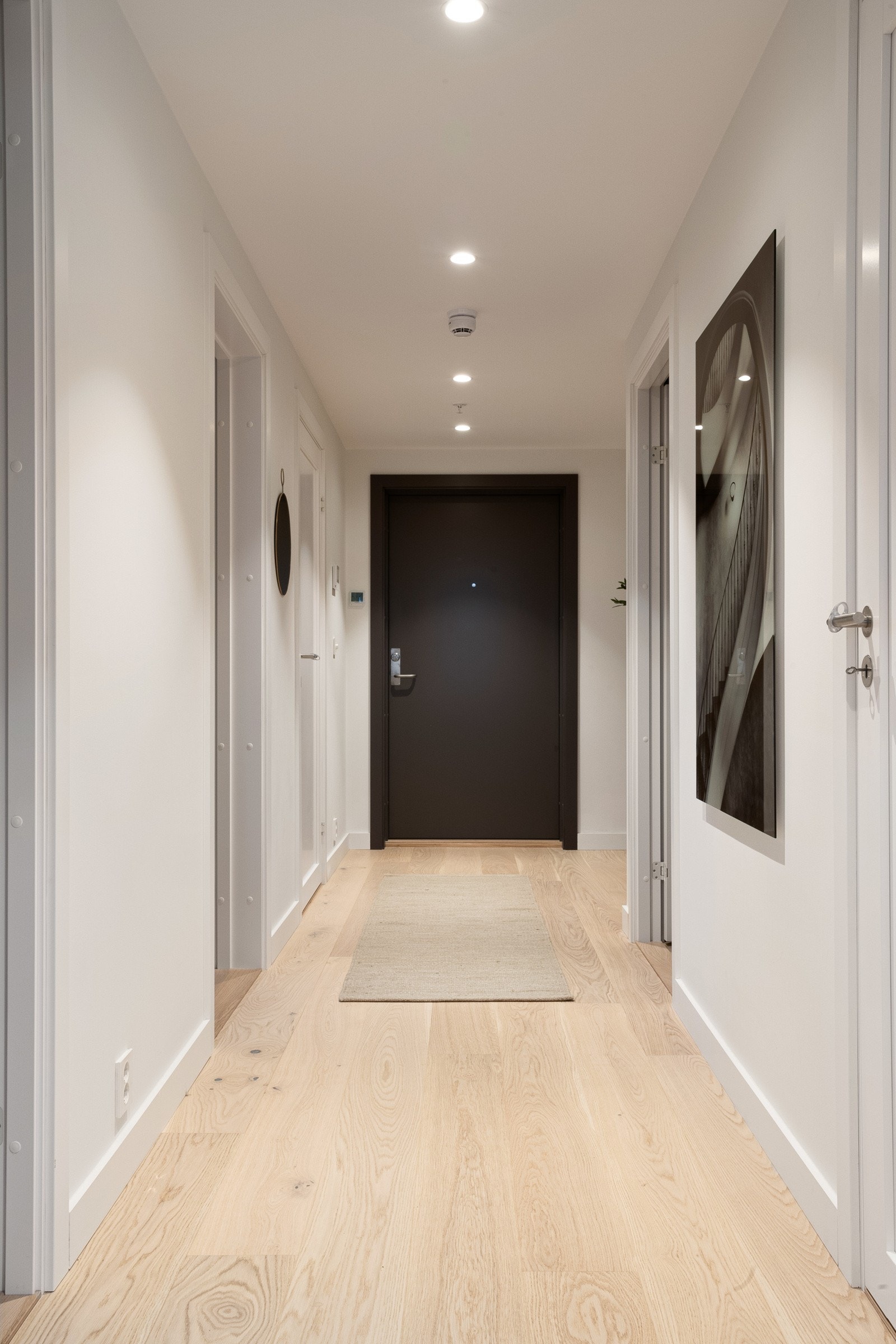 Romslig gang med plass for garderobeskap. Galleribilde