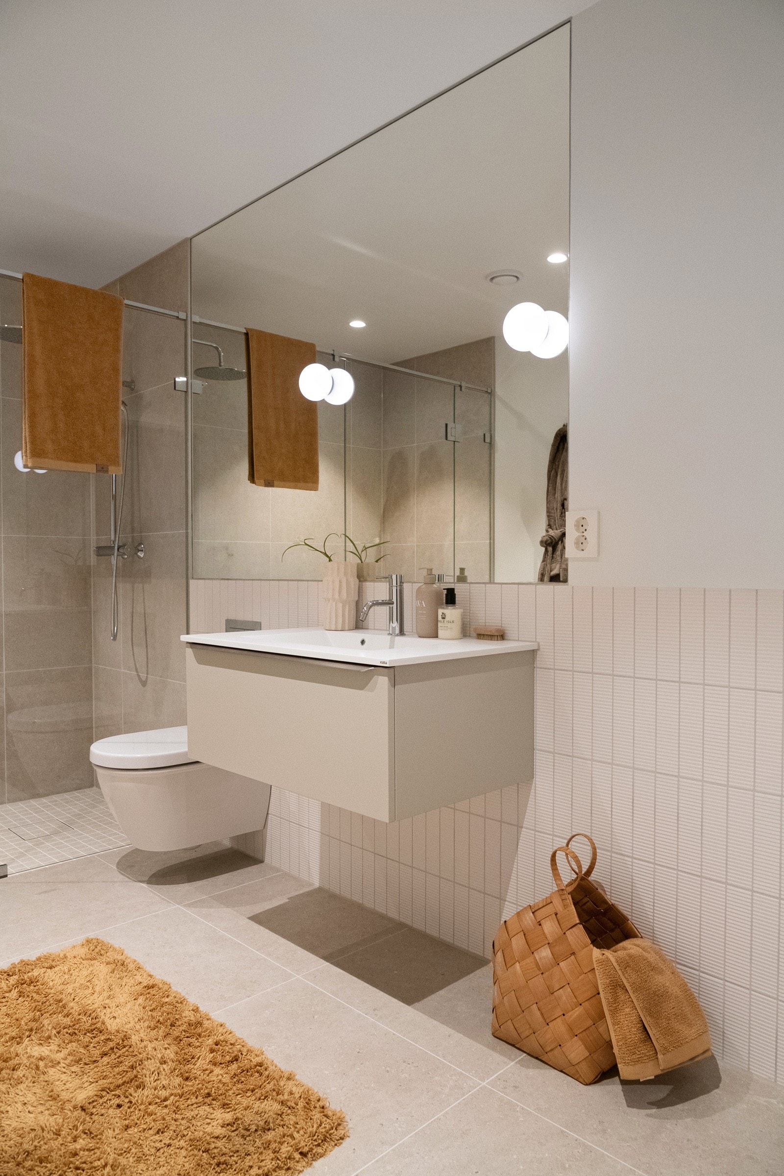 Interiørarkitektene har komponert badenes innredning med et nøye vurdert utvalg av store taktile gulvfliser og vegger utført i både matte og blanke overflater som gir god romlighet og et moderne uttrykk. Galleribilde