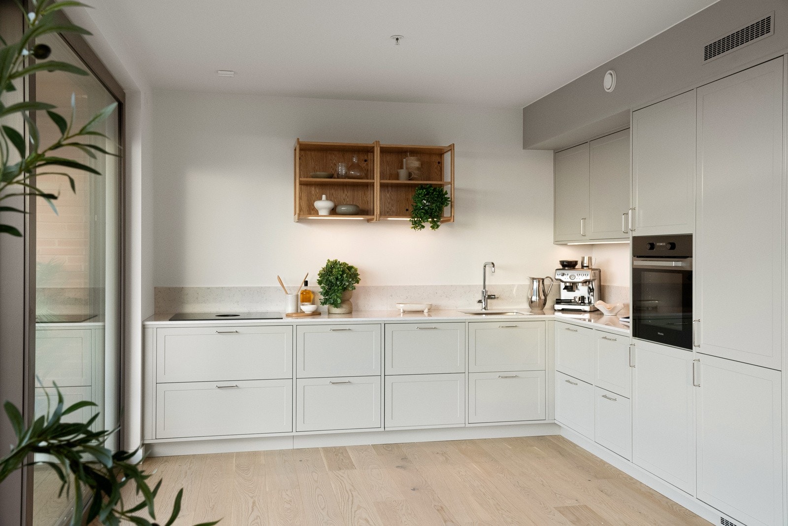 HTH kjøkkenet leveres med ekstra høye overskap, tidsriktig blandebatteri fra Tapwell, planlimt vask og belysning integrert i overskap. Galleribilde