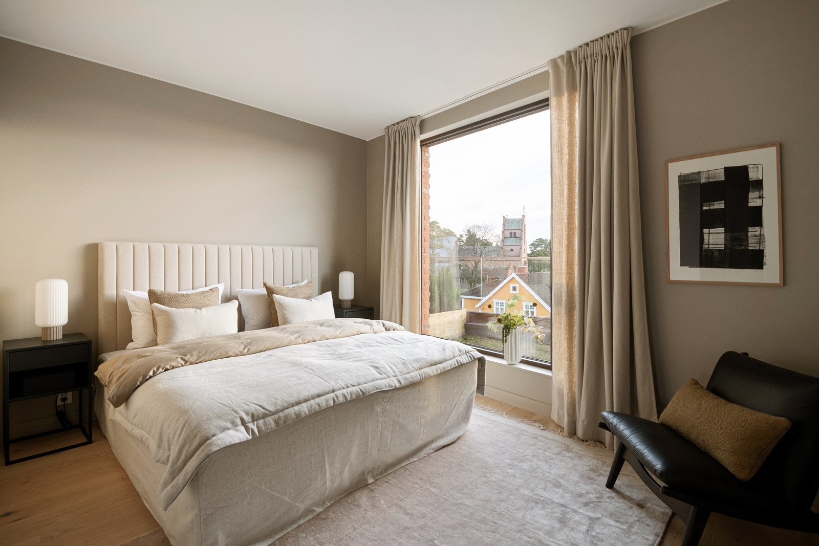 Romslig og luftig hovedsoverom. Galleribilde