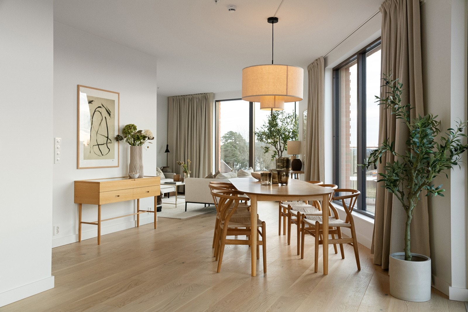 Leiligheten byr på en stor og luftig stue og kjøkkenløsning som til sammen utgjør hele 40,5 m². Galleribilde