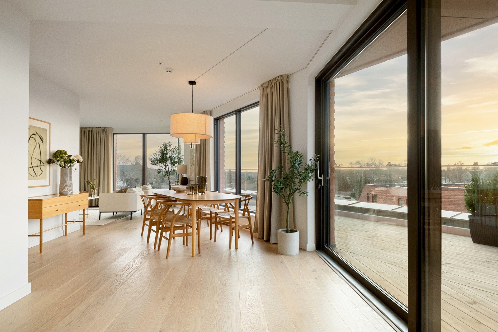 Fra stuene r det utgang til stor og god terrasse på hele 36,5 m². Galleribilde