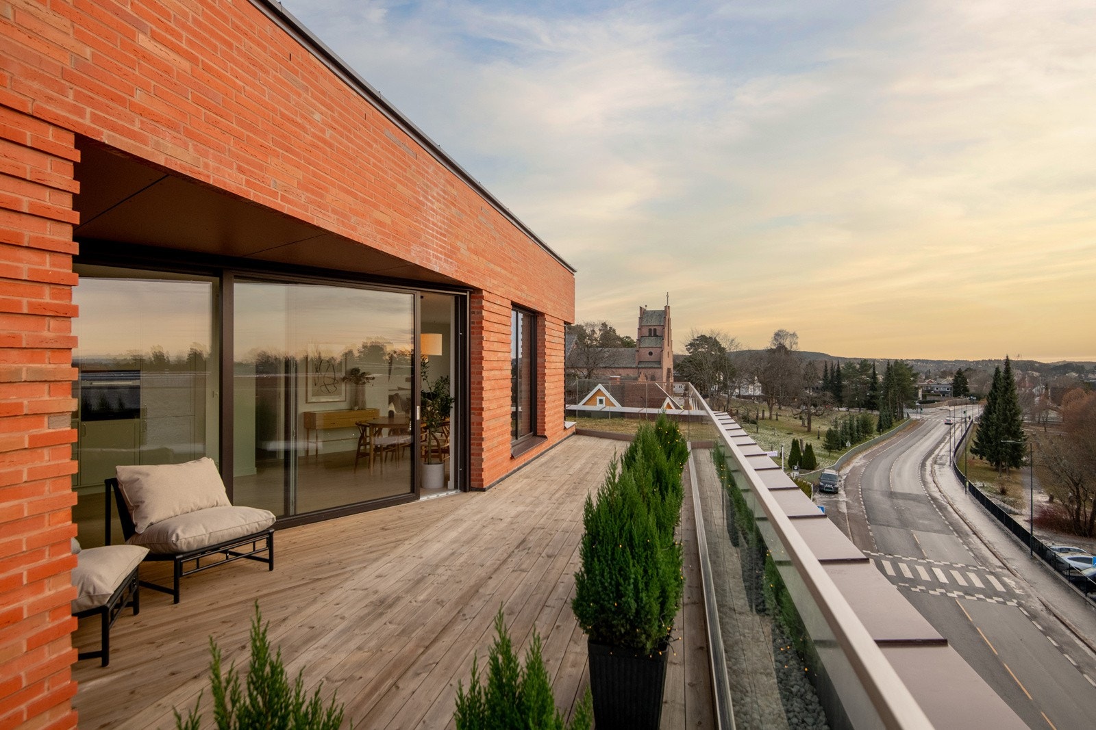 Terrassen er delvis overbygget og gir rom å trekke seg inn under tak. Galleribilde