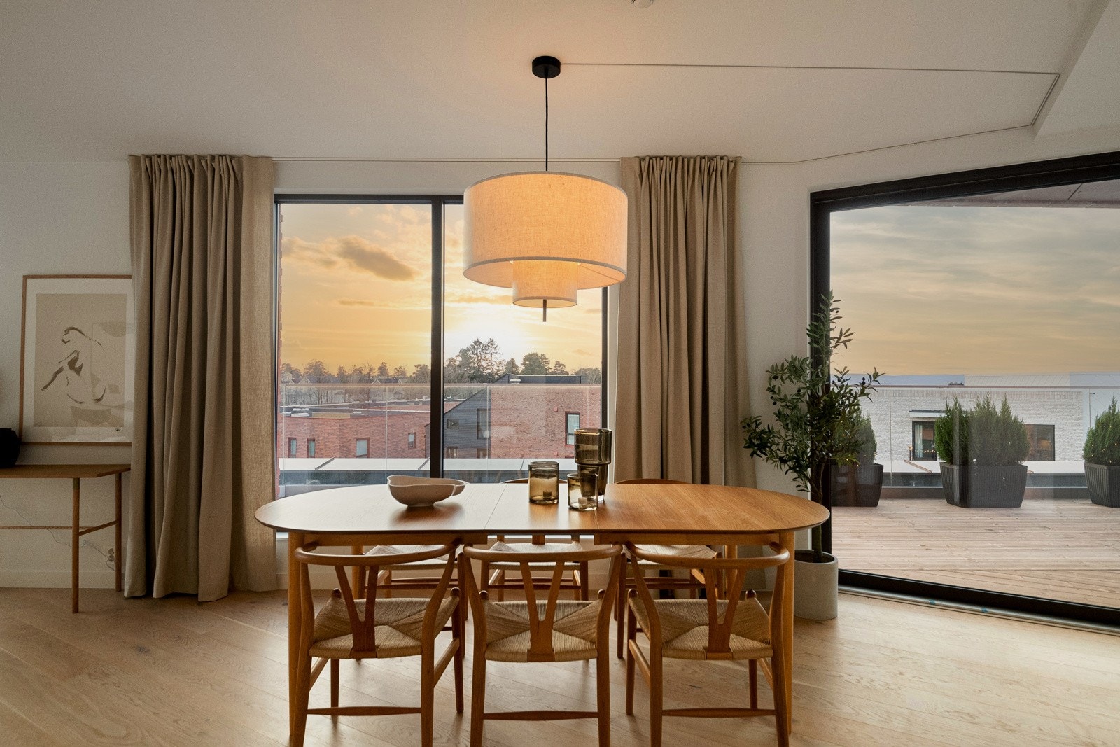 Innbydende leilighet med store vindusflater som gir ekstra god romfølelse. Galleribilde