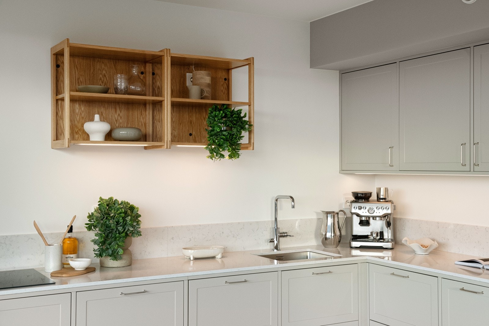 Interiørarkitektene har valgt en funksjonell og stilren kjøkkeninnredning fra HTH med fronter i fargen Leire , med matchende benkeplate som gir et helhetlig uttrykk. Galleribilde