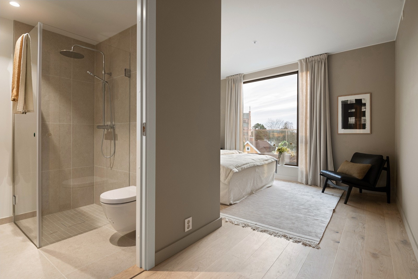 Dette er hovedsoverommet som har direkte adkomst til ett av baderommene. Galleribilde