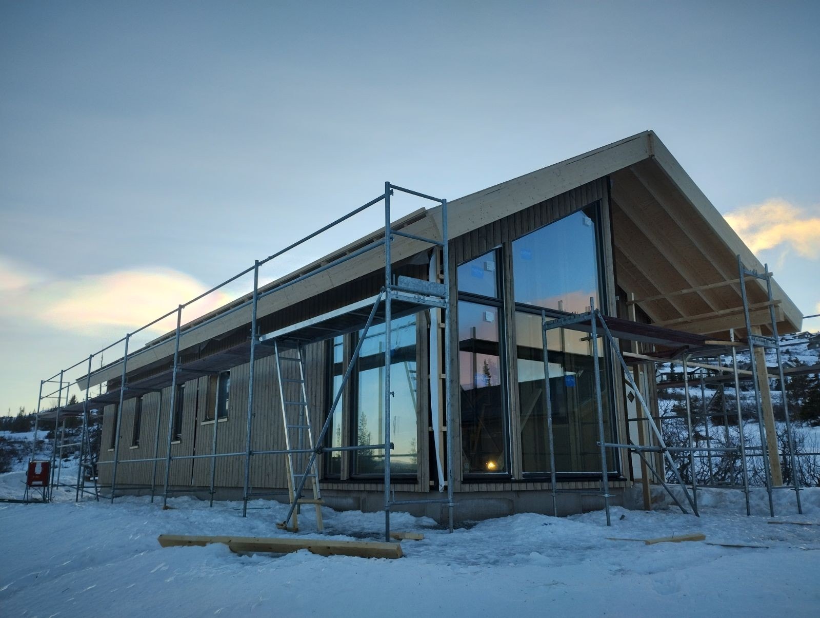 Hytta er under bygging og blir elektroklar ila januar. Er man tidlig inn i prosessen kan man være med på å bestemme innvendige løsninger. Galleribilde