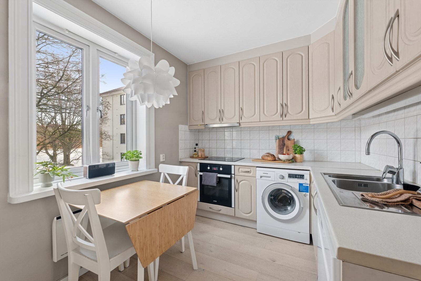 På kjøkkenet er det god plass til et frokostbord Galleribilde