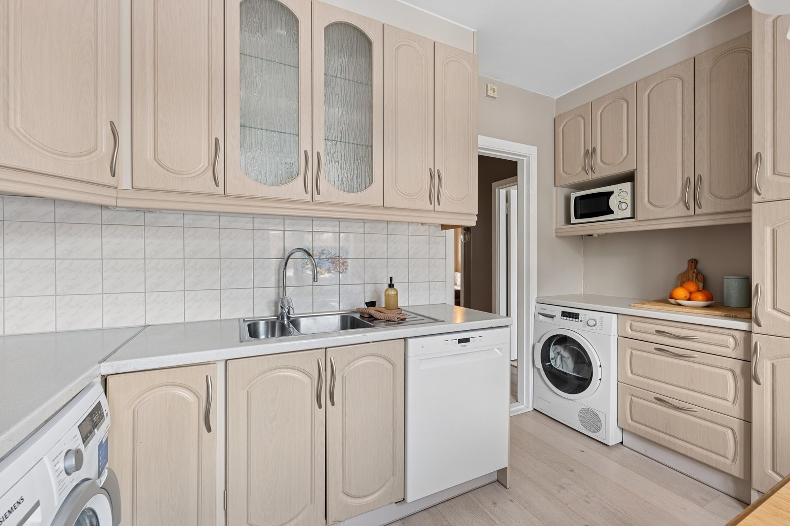 Kjøkkenet har godt med både skap og benkeplass Galleribilde