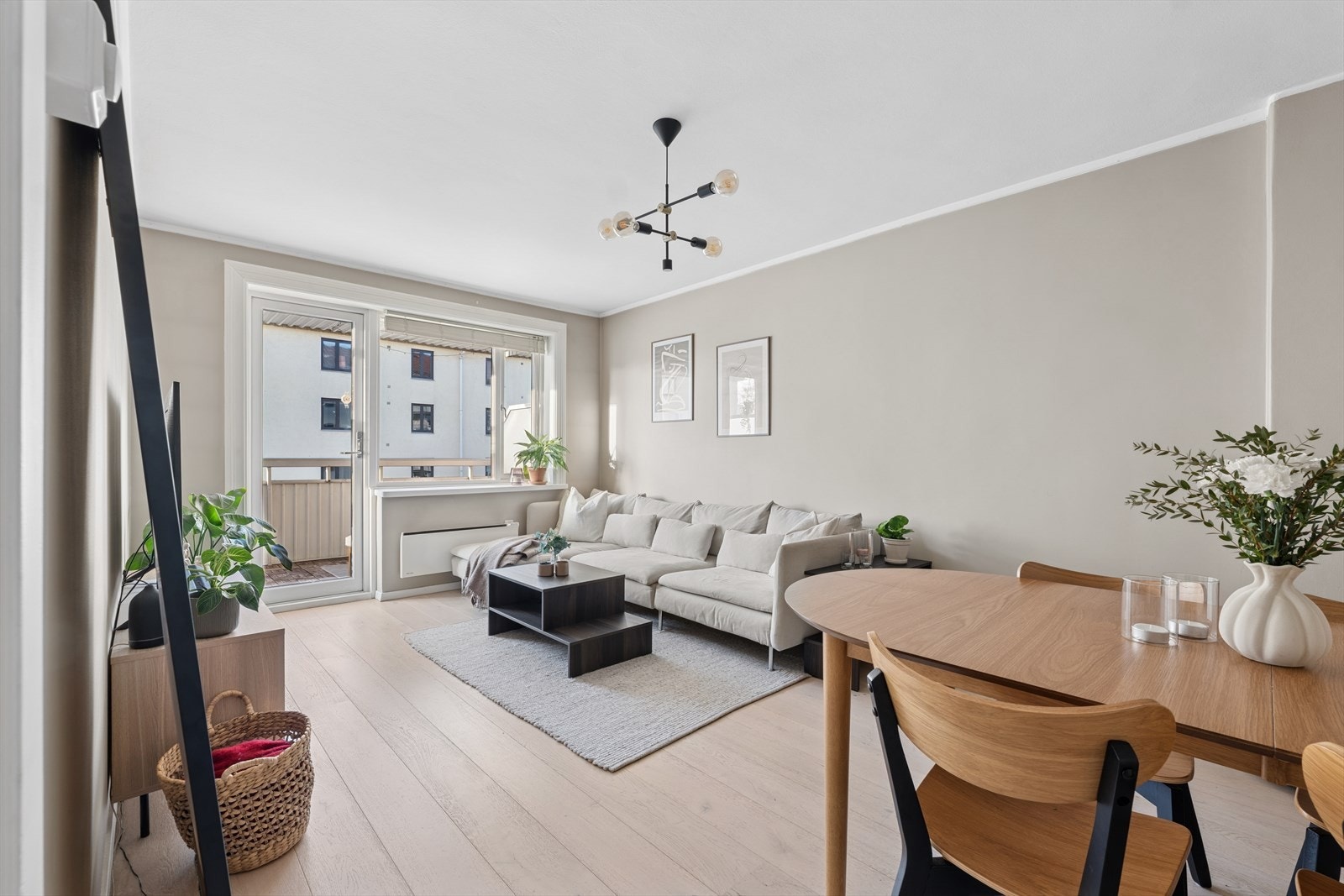 Her kan du enkelt møblere med sofagruppe, spisebord og øvrig møblement Galleribilde