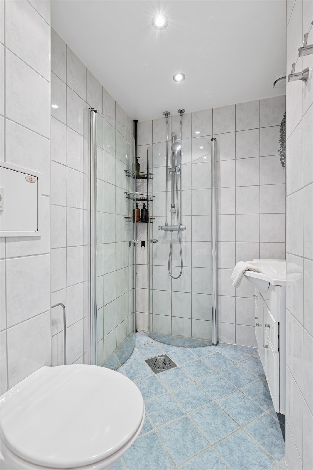 Flislagt bad med dusj med innfellbare dusjvegger Galleribilde