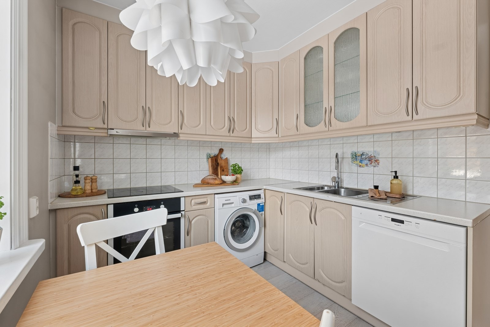 Separat kjøkken med opplegg for vaskemaskin Galleribilde