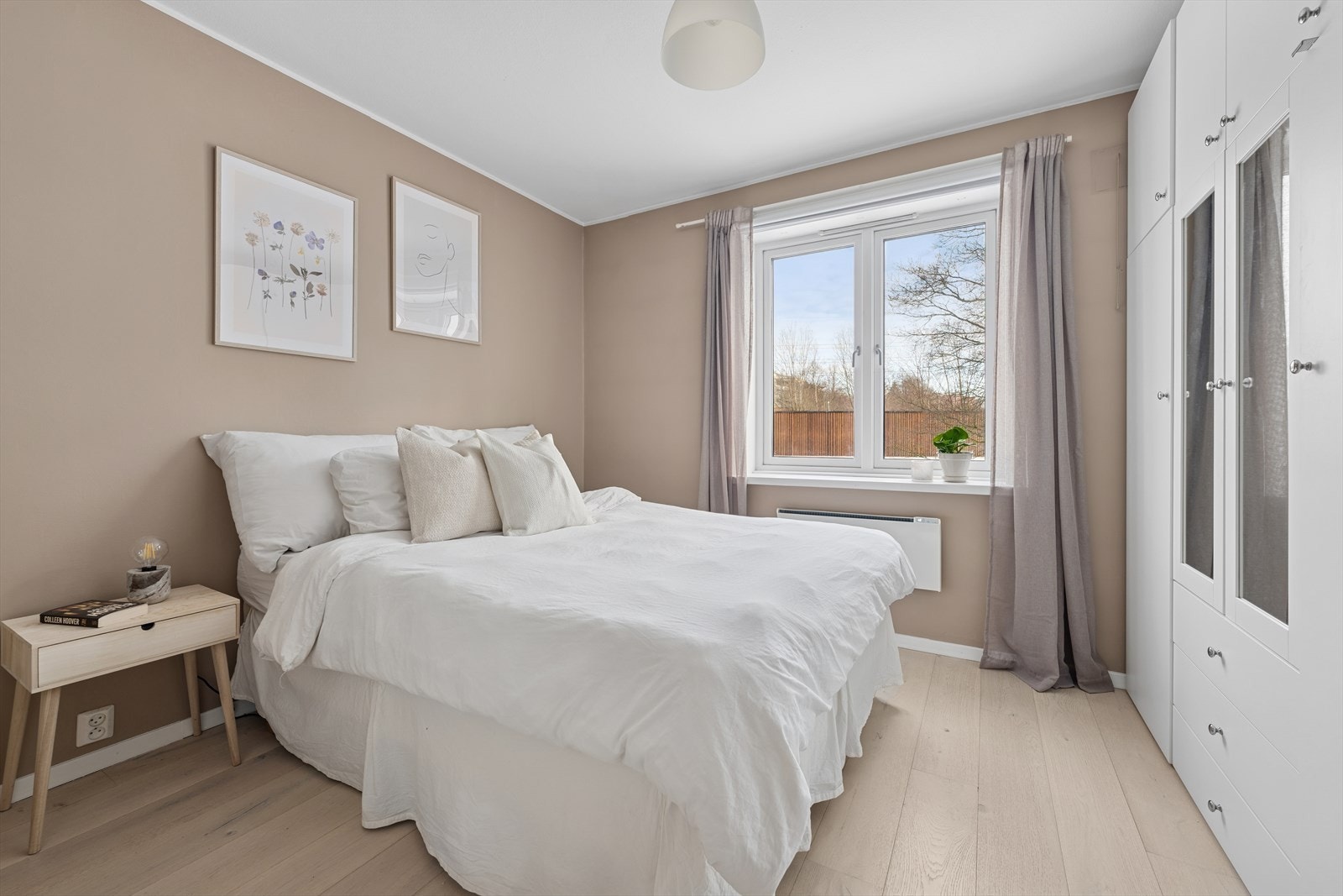 Hovedsoverommet er av god størrelse og har plass til stor seng og nattbord på begge sider Galleribilde