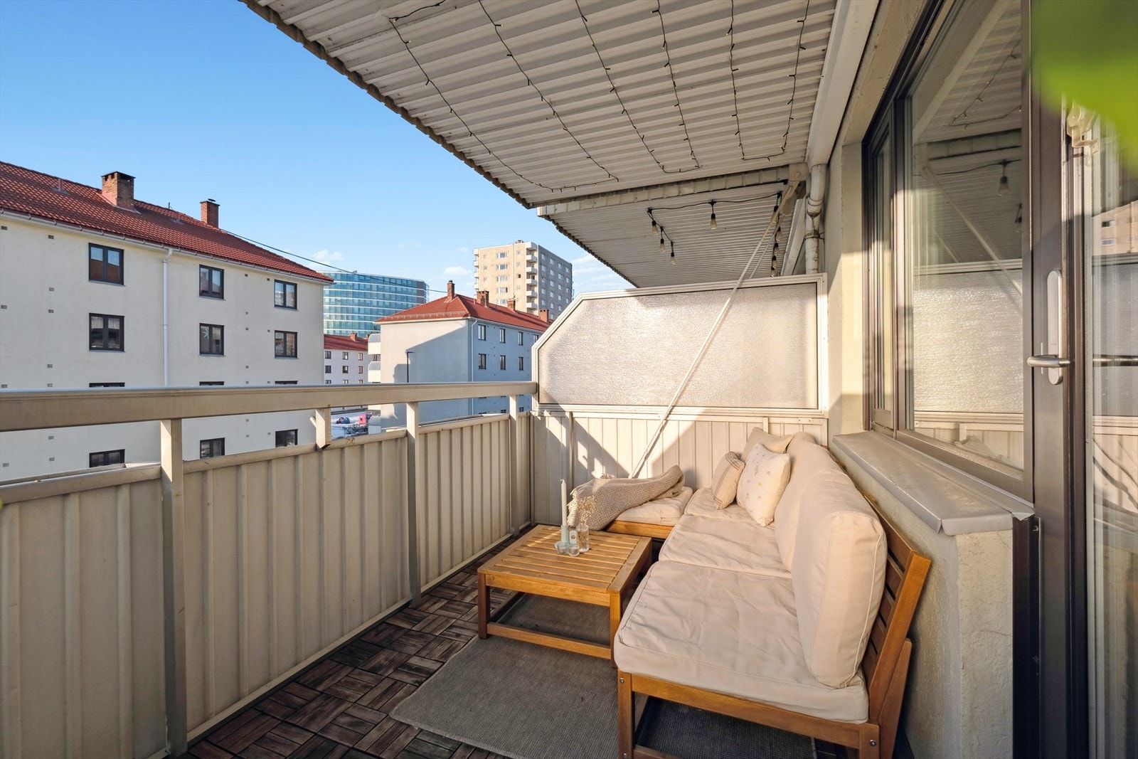 Fra stuen er det utgang til en solrik balkong på hele 8m2 Galleribilde