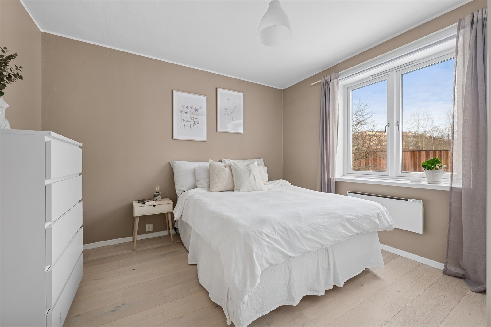 Soverommet er malt i behagelige fargetoner Galleribilde