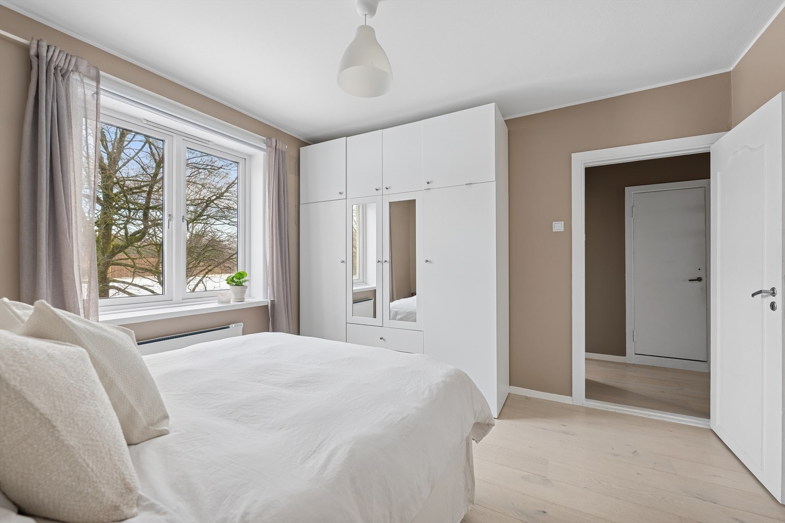 Soverommet er utstyrt med garderobeskap som medfølger boligen Galleribilde