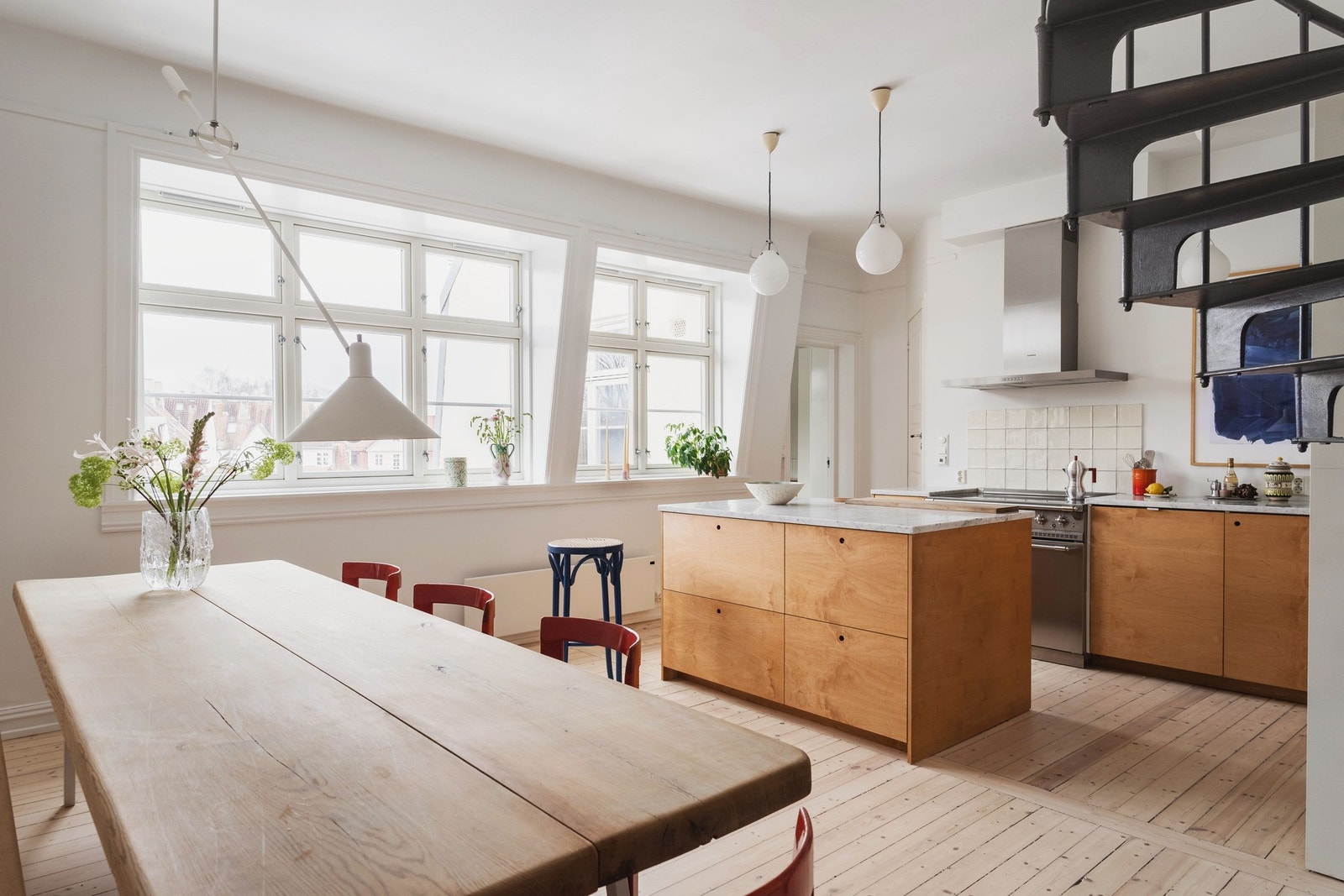 Kjøkkenet er stort og fungerer som et oppholdsrom. Store vinduer fyller rommet med naturlig lys. Galleribilde