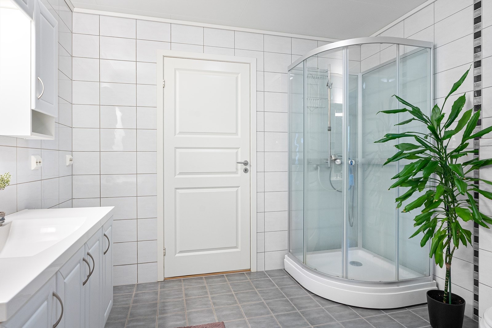 Badet er innredet med flott baderomsinnredning, dusjkabinett og vegghengt toalett Galleribilde