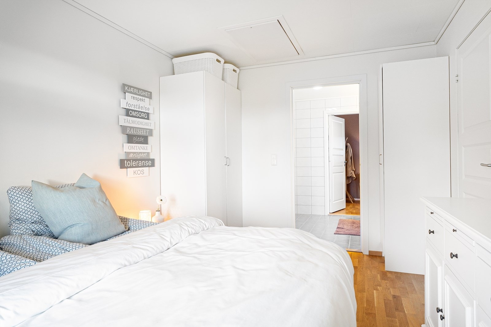 Fra hovedsoverommet er det direkte adkomst til badet - det er også takluke til kaldloft/lagringsloft Galleribilde