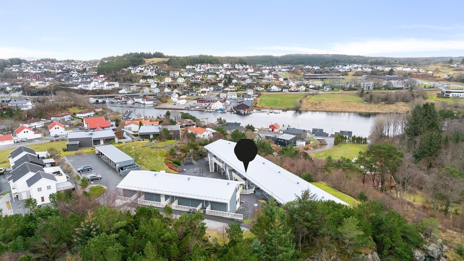 Herfa er det gangavstand til sentrum samt Bygnes næringspark hvor en bl.a har dagligvarebutikk (Rema 1000), apotek, frisør, Biltema, Europris, Hageland m.m Galleribilde