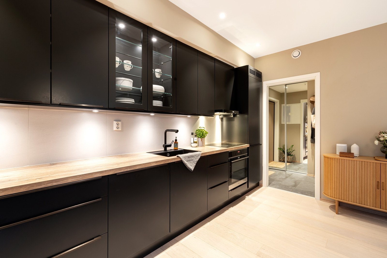 Stue/kjøkken sett mot gang Galleribilde