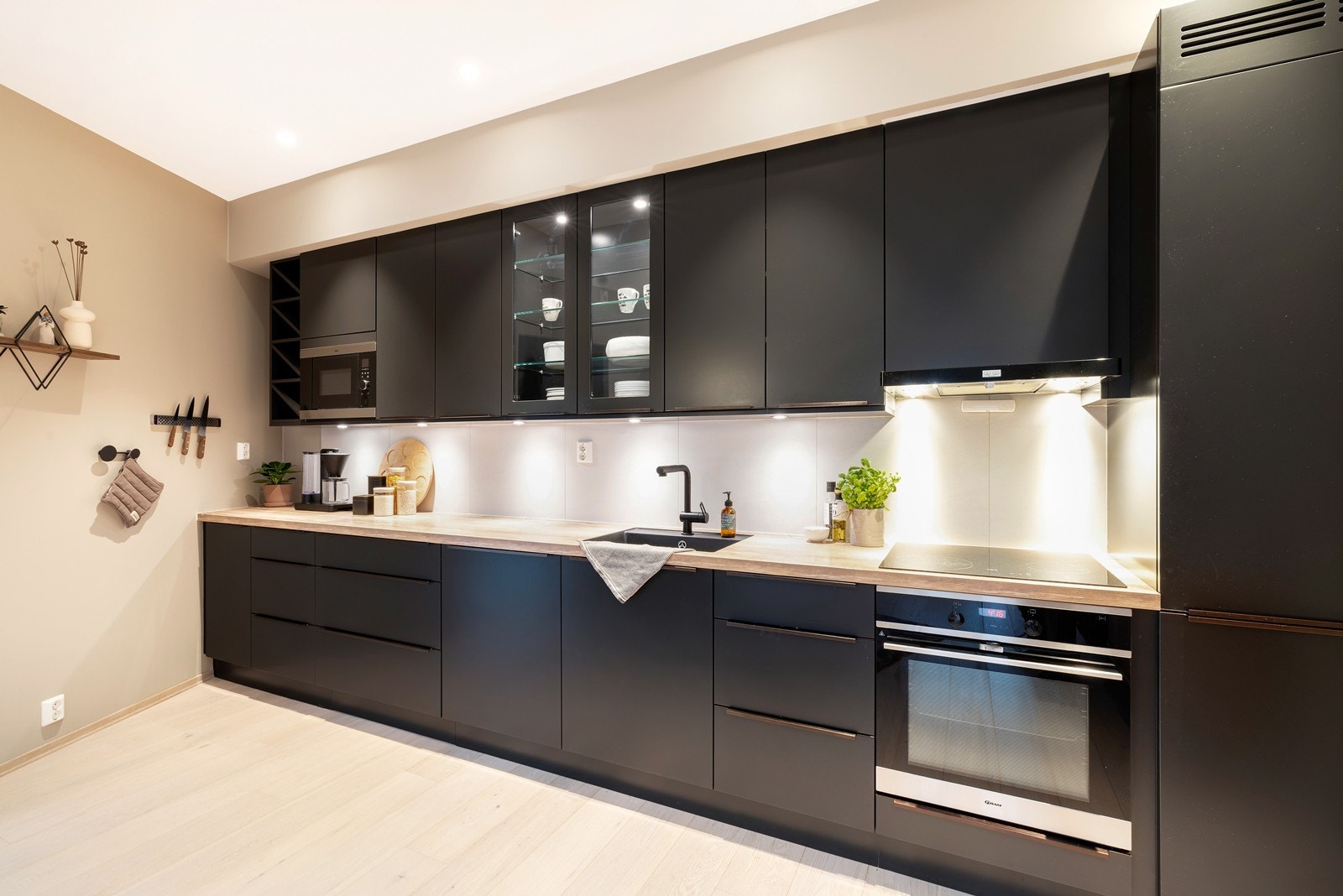 Pent kjøkken med integrerte hvitevarer
' Galleribilde