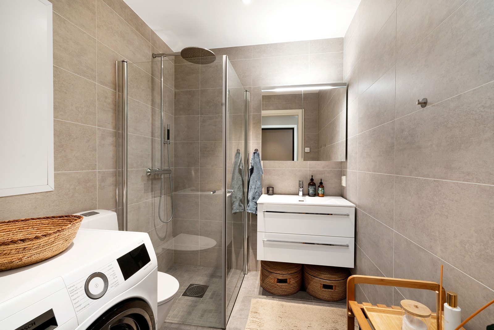 Pent flislagt bad med varmekabler i gulv Galleribilde