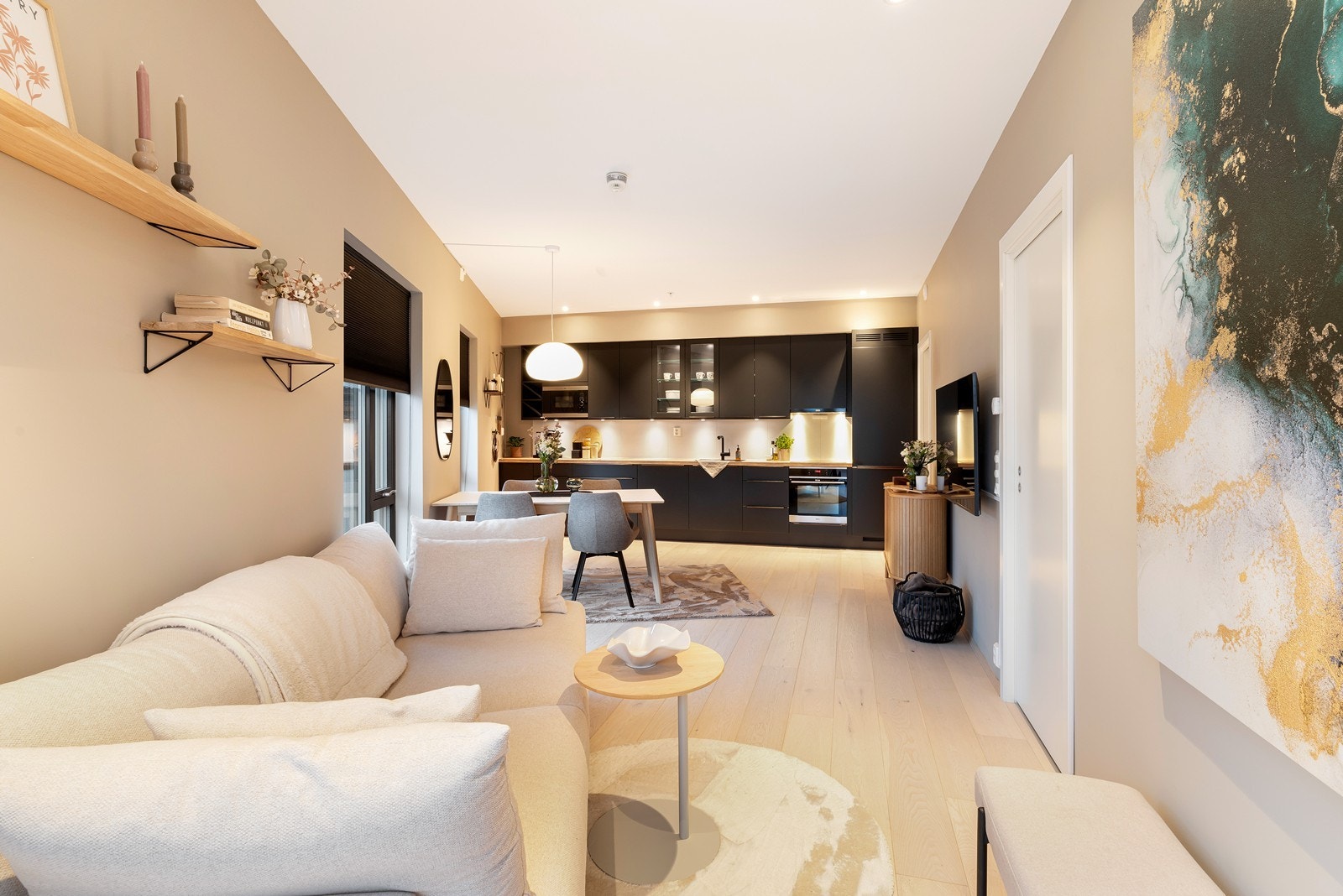 Sørmegleren ved Henrik Lossius ønsker deg velkommen til Dronningens gate 48! Galleribilde