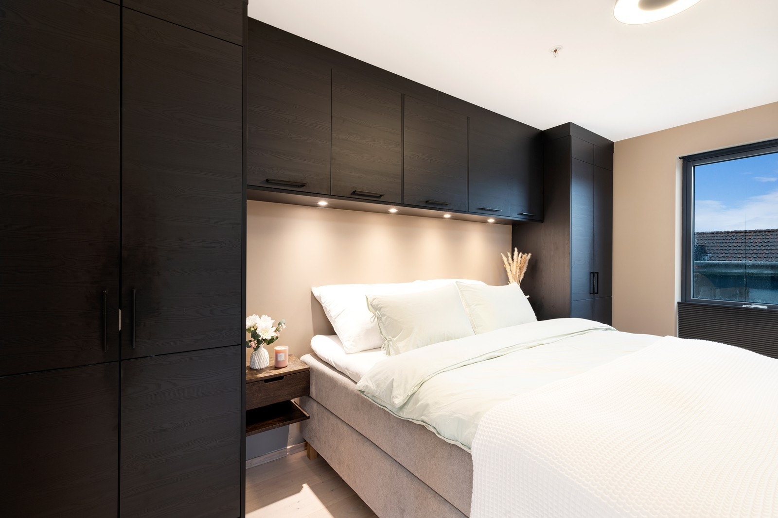 Soverom med god plass til dobbeltseng Galleribilde