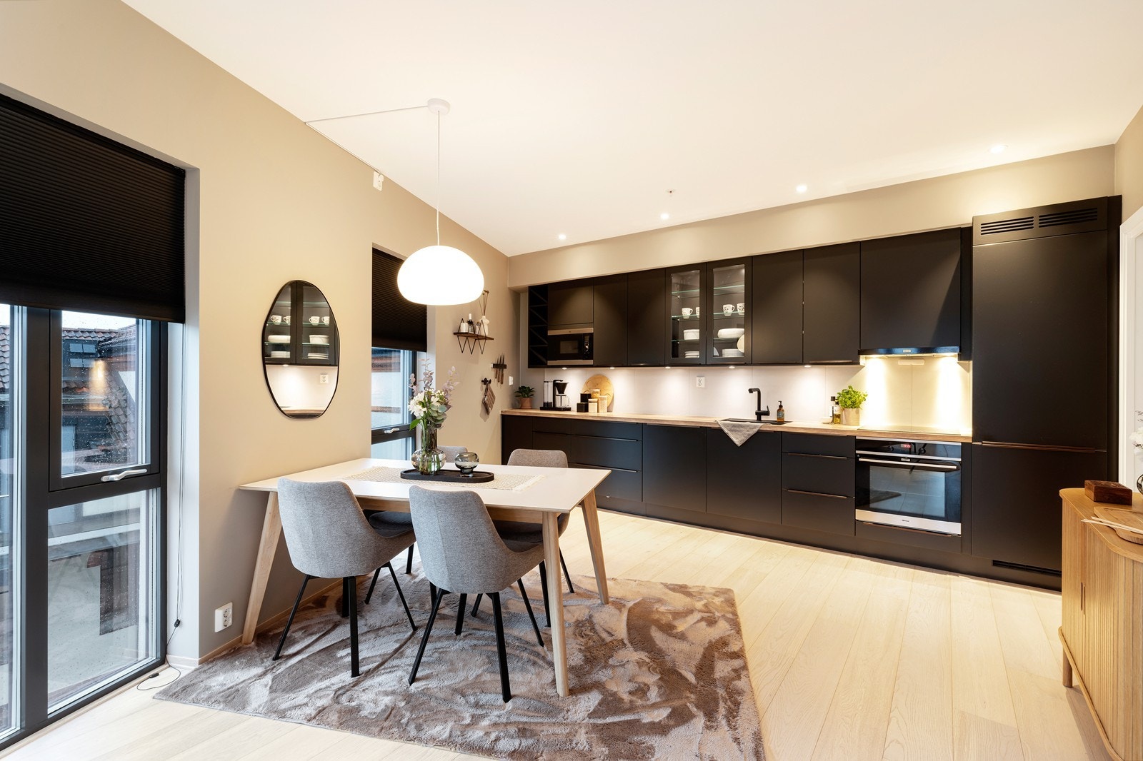 Åpen stue/kjøkkenløsning. Plass til spisebord mellom stue/kjøkken Galleribilde