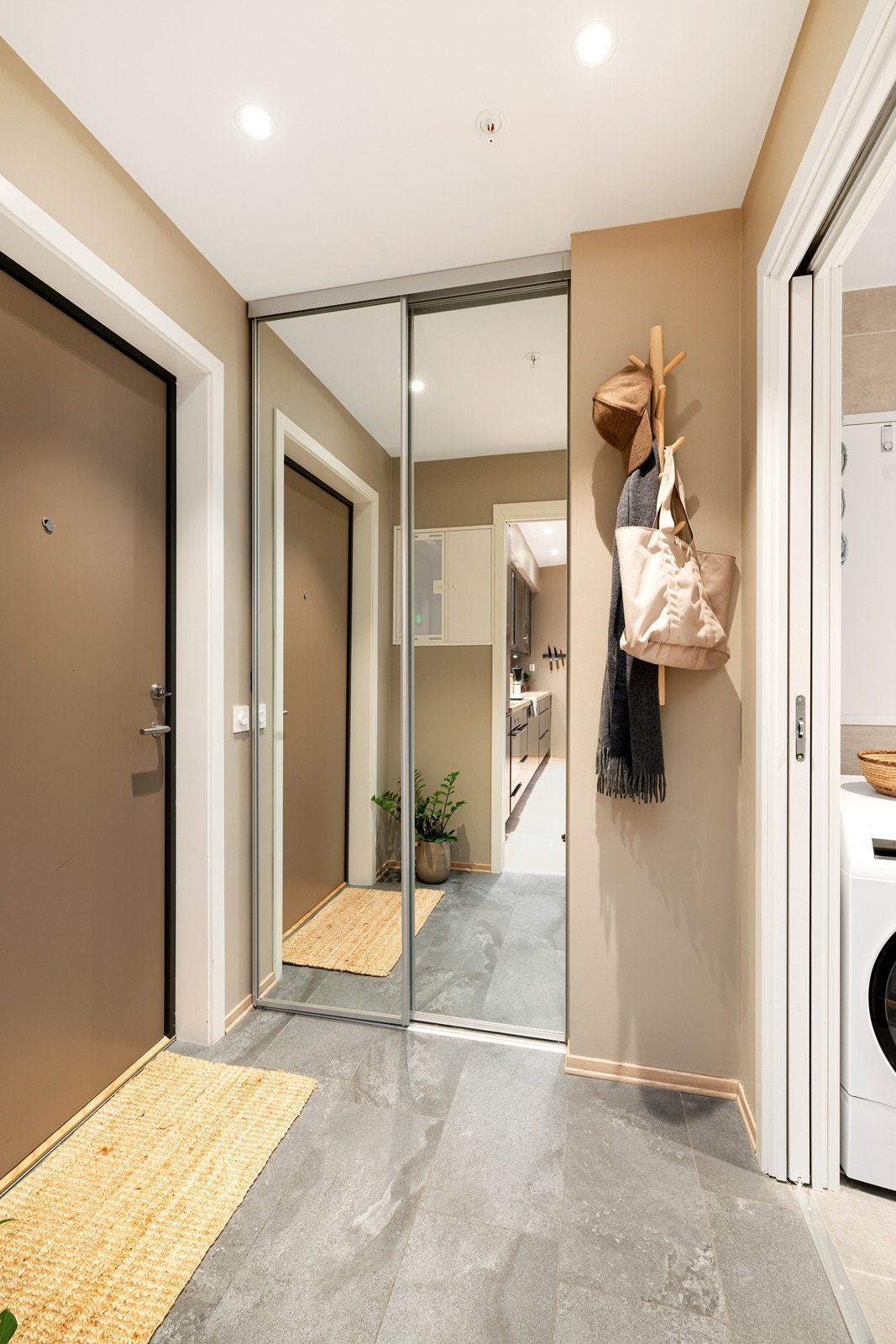 Flislagt gang med skyvedørsgarderobe til oppbevaring Galleribilde