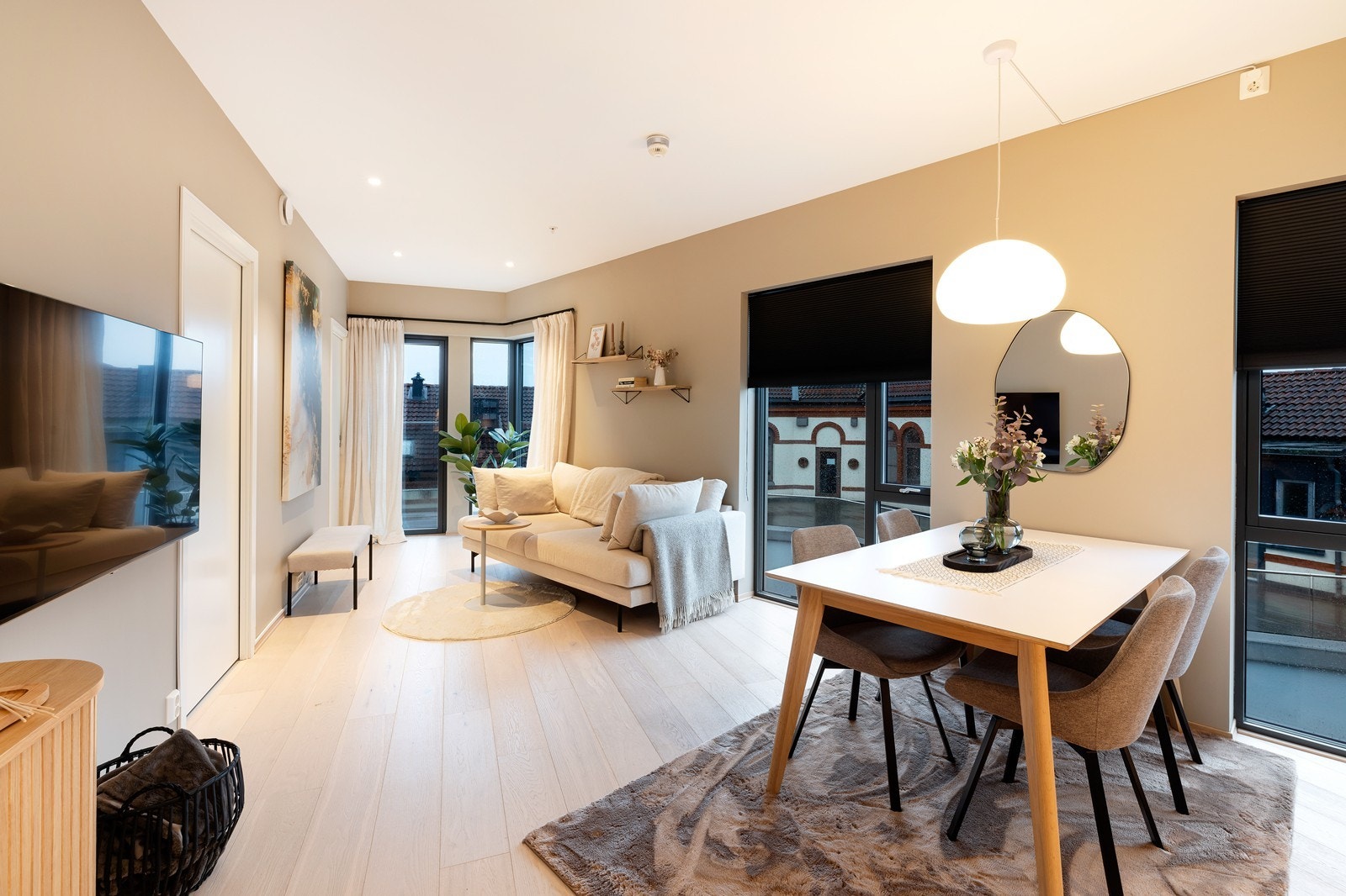 Stue malt i fine fager. Parkett på gulv. Galleribilde