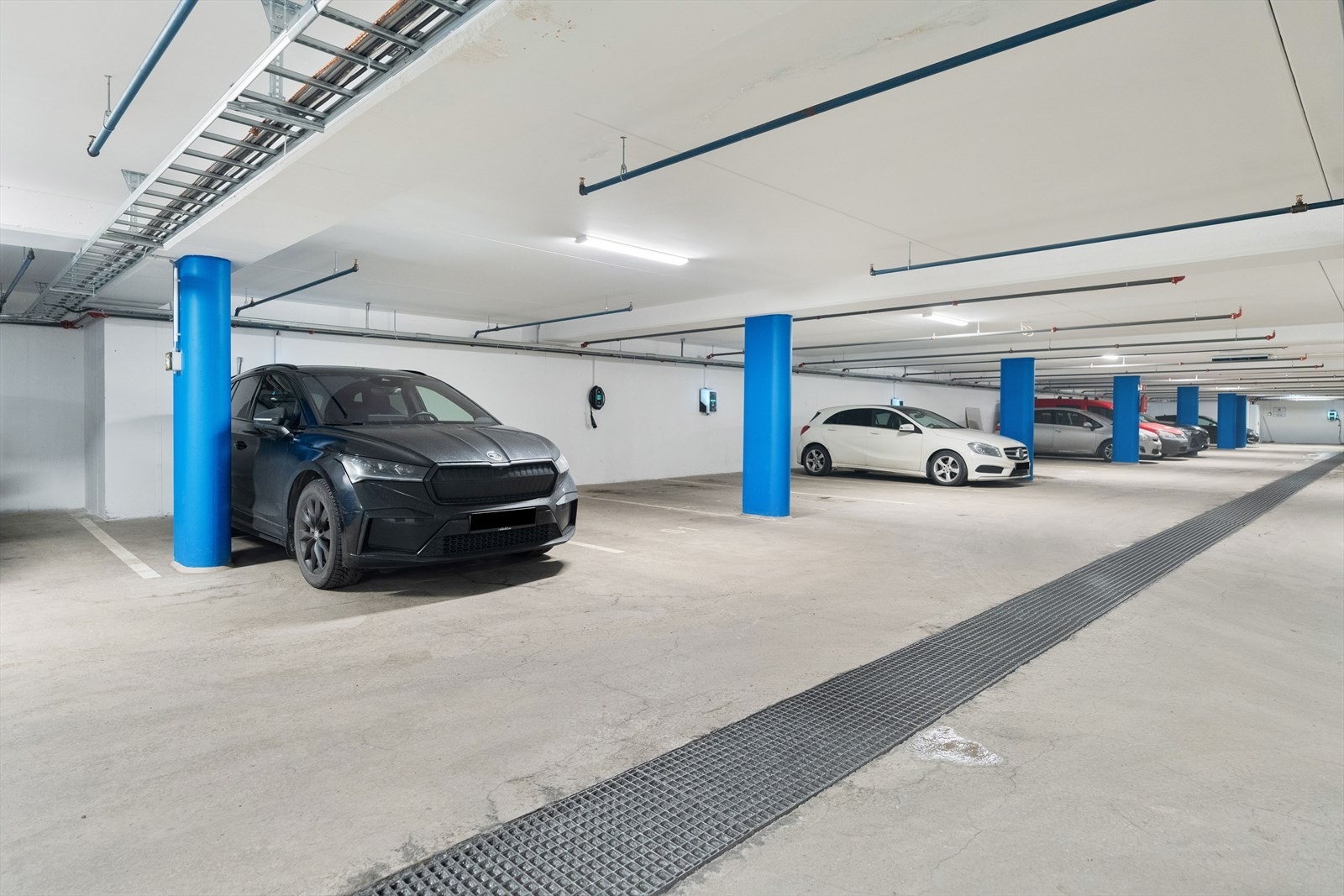 Selger har bruksrett til 2 stk. garasjeplasser, plass nr. 60 og 61. Galleribilde