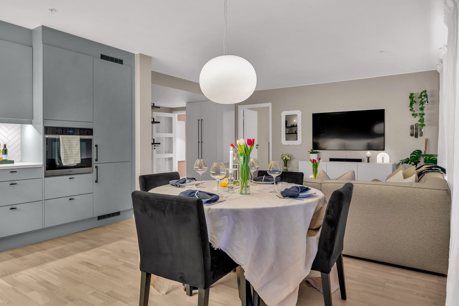 I stuen er det god plass til stor sofaseksjon, tv-møbel og spisegruppe. Galleribilde
