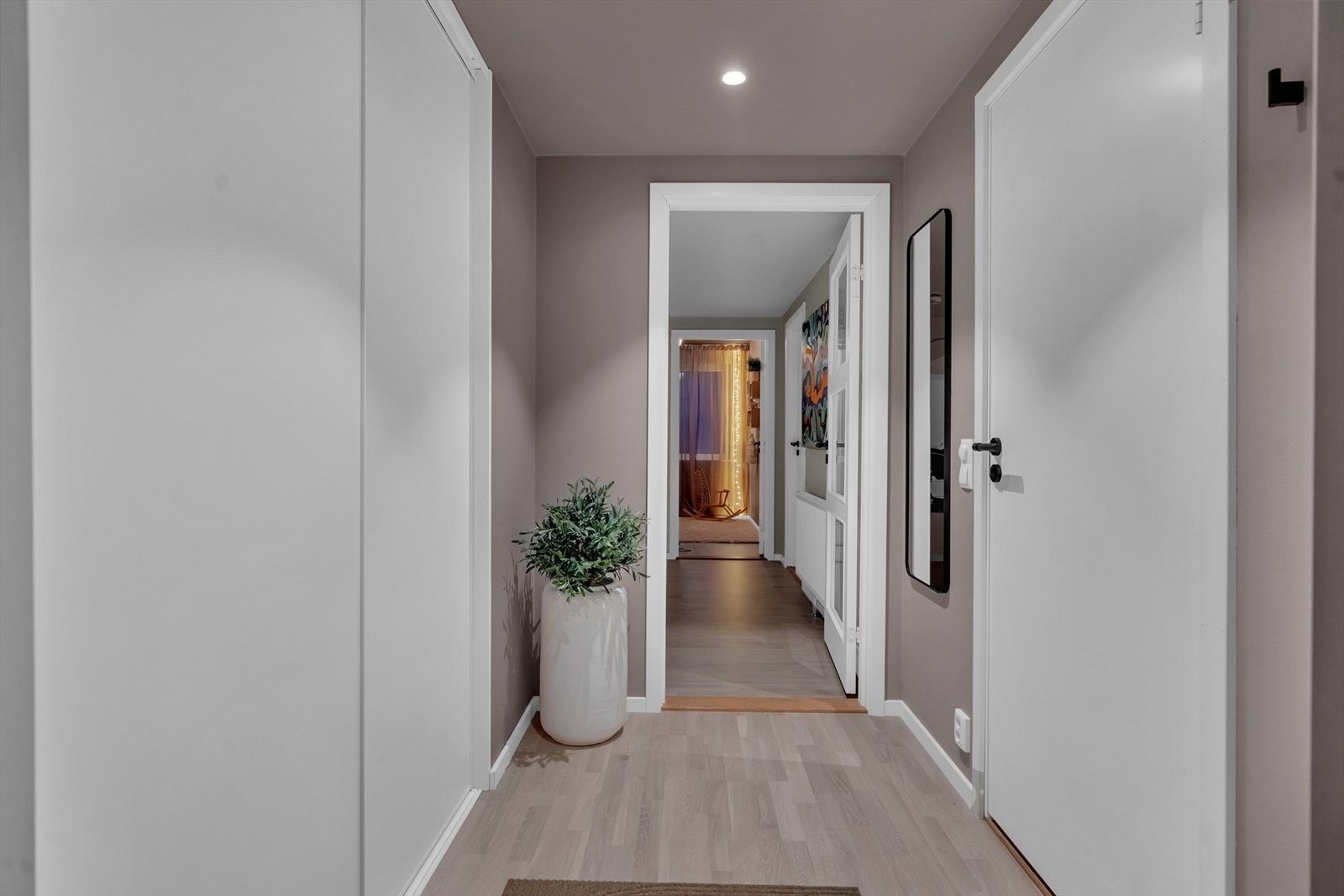 I entréen er det plass til å henge fra seg yttertøy og sette fra seg sko i romslig skyvedørsgarderobe. Galleribilde